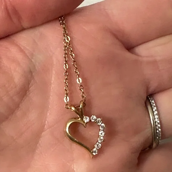 14kt Gold Lady’s open Heart Diamond Pendant - Picture 7 of 8